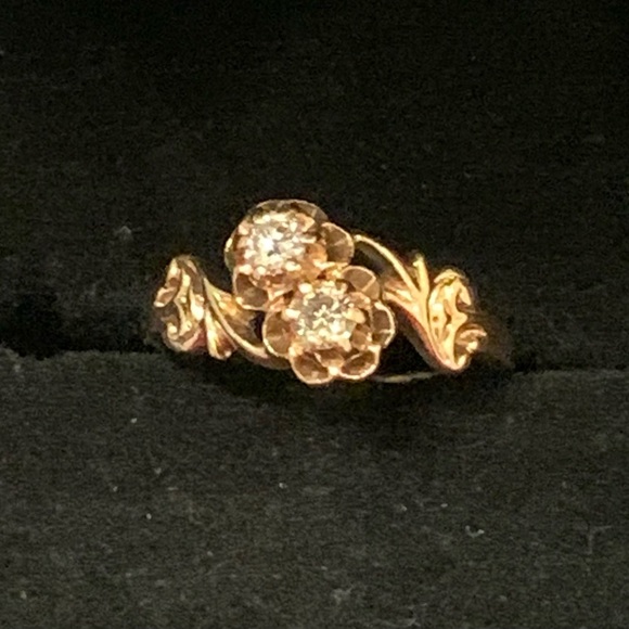 Jewelry - VINTAGE 14 KT YELLOW GOLD & 2 BRILLIANT ROUND GENUINE DIAMONDS Floral Ring.